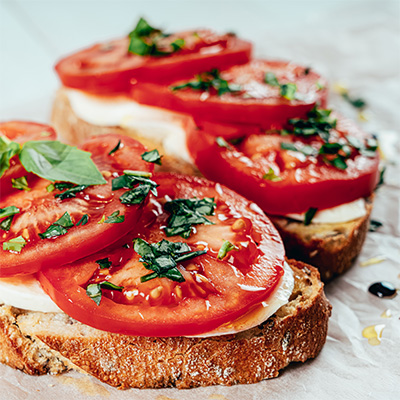 image d'un toast tomate-mozzarella